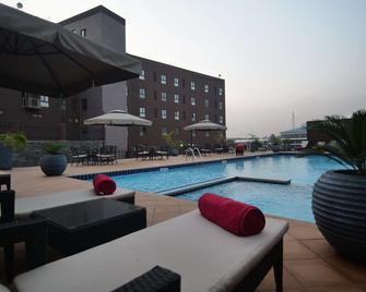 Oak Plaza Suites - Kumasi - Piscina