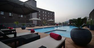 Oak Plaza Suites - Kumasi - Piscina