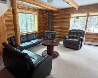 Bush Lodging 4-bedroom house 10 mins from Denali National Park and Preserve - Denali Park - Living room