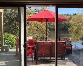 Rock River Haven - charming, spacious, peaceful - Watertown - Innenhof