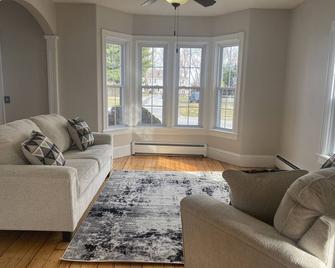 Beautiful historic home centally located to so many fun attractions! - Lincoln - Living room