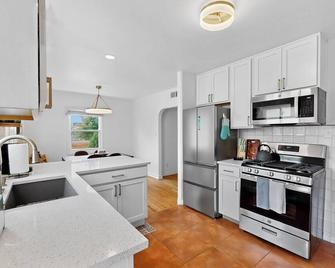 Remodeled 2bd/1ba Treasure in Old Town, Patio, AC - Albuquerque - Phòng bếp