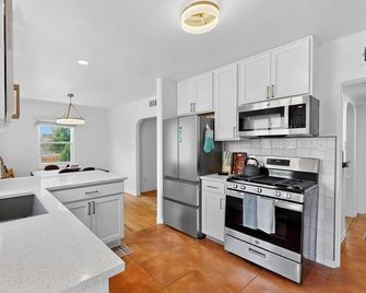 Remodeled 2bd/1ba Treasure in Old Town, Patio, AC - Alburquerque - Cocina