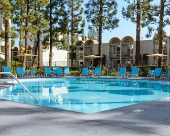 Howard Johnson by Wyndham Anaheim Hotel & Water Playground - Anaheim - Zwembad