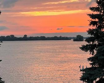 Lakefront house! SUP and Kayak use included. Near golf! - Beaver Dam