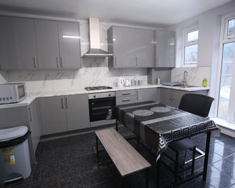 Heathrow roomzzzz BnB - Hayes - Cocina