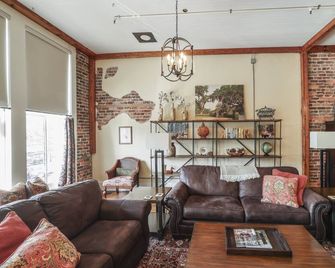 The Roost - On The Bricks In Downtown Thomasville - Thomasville - Wohnzimmer