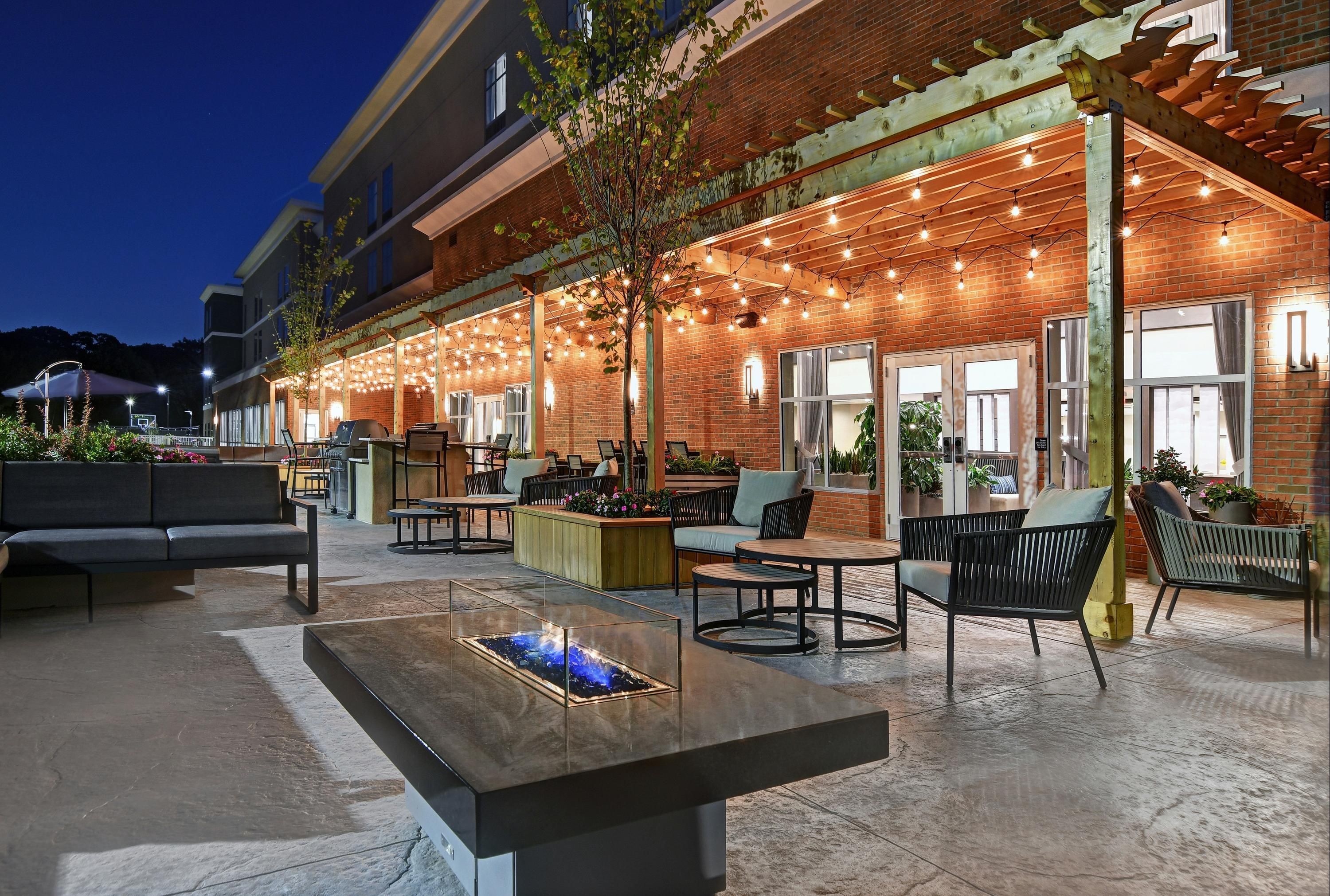 Homewood Suites by Hilton Edison Woodbridge - Edison - Innenhof