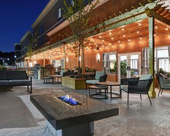 Homewood Suites by Hilton Edison Woodbridge - Edison - Патіо