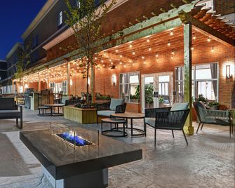 Homewood Suites by Hilton Edison Woodbridge - Edison - Innenhof