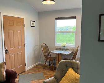 Cozy and comfortable1BR cabin on the Blue Ridge Parkway in Floyd VA. - Floyd - Sala de estar