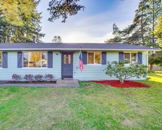 Charming Arlington Home w/ Hot Tub & Fenced Yard! - Arlington - Gebouw