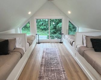 Walk to Road America-Peaceful Getaway w/ Views + Loft + Fire Pit - Plymouth - Ložnice