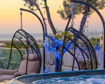 Mesogios House Suites - Larnaka