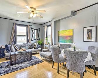 Long Branch Apartment 1 Mi to Beach, Pier Village - Long Branch - Living room
