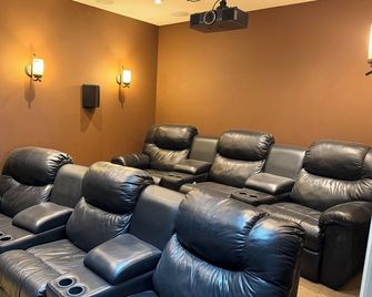 Sylvan Lake Executive Home, 10-minute walk to the beach - Sylvan Lake - Salon