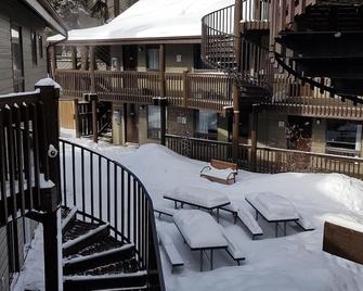 Banff International Hostel - Banff - Balcony