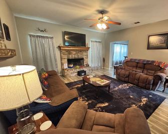 Spacious 3 Bedroom Home 1 Acre Unlimited Fast wifi - Saint Francisville - Sala de estar