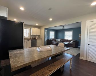 Renovated W/ Hot Tub Perfect Winona Lake Location - Winona Lake - Dining room
