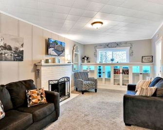 New! Unique Coeur D'alene Cottage. Half - Coeur d'Alene - Living room