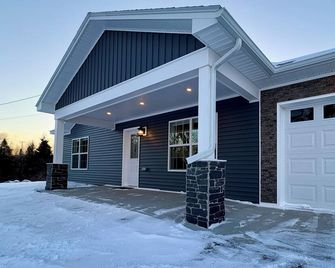 Meadow Lane - Brand New, 2025! On Snowmobile Trail. 6 miles to Houlton. - Houlton - Edificio