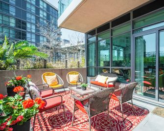 Rivetstays - The Neptune - Toronto - Balcón