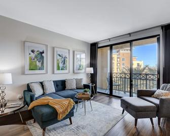 Breathtaking views, of the Lake, Mountains and Pool, luxurious 1 bed 1 bath apt. - Henderson - Living room
