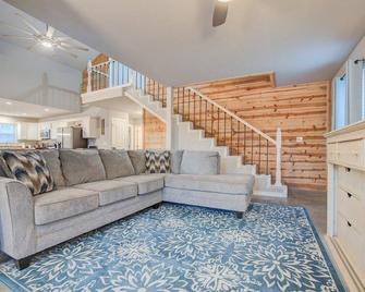 The Triple Nickel · Picturesque & Spacious Haven~Hot Tub & Fire Pit! - Eufaula - Living room