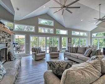 The Hartwell Landing -Lake Hartwell, SC Waterfront Luxury Home Sleeps up to 29 - Anderson - Living room