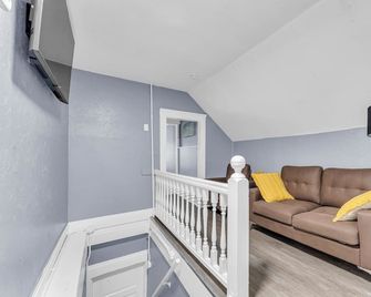 Quaint 2 Bedrooms in Historic Little Italy - Cleveland - Living room