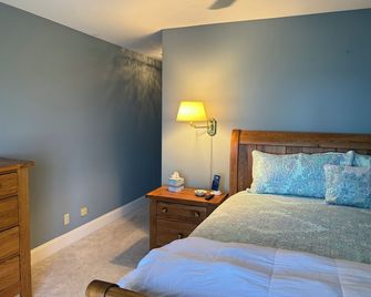 Cozy Lake front family home- Lake Champlain - Plattsburgh - Bedroom