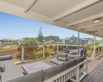 Daze Away - Cooks Beach Holiday Home - Whitianga - Balcone