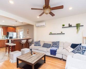 Cozy Boston Homestd Pet Frndly - Framingham - Living room