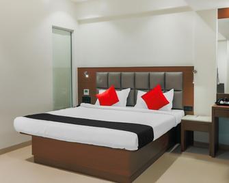 Capital O 18735 Hotel Ranjeet - Pune - Bedroom