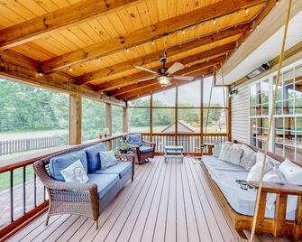 Spacious home with a covered deck, hot tub, firepit, grill, playroom, W/D, & AC - Fletcher - Patio