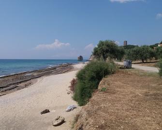 Seaview Villa located 20 m from the beach - Paralia Mirtofitou - Playa
