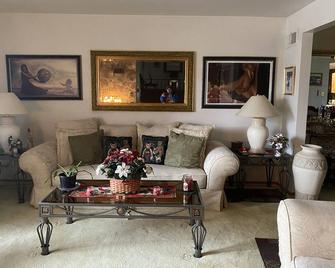 Welcome to a haven of comfort and serenity for nature lovers! Right off route 28 - New Kensington - Living room