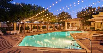 DoubleTree by Hilton Dallas - Market Center - Dallas - Bể bơi
