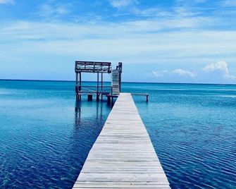 Beachfront Bungalow located steps from the Ocean! - Oak Ridge - Pool