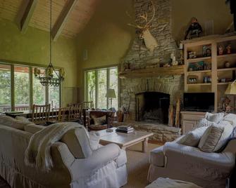 Scenic and private retreat in Missouri wine country - Augusta - Living room