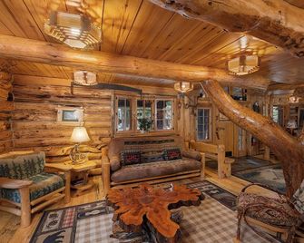 Big Bear Hideaway - Kodiak Kastle log cabin in Boulder Junction - Boulder Junction - Living room