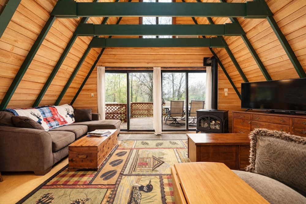 The Owls Perch: Cabin w/ Game Room & Pet Friendly - Pekin - Living room