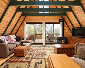 The Owls Perch: Cabin w/ Game Room & Pet Friendly - Pekin - Huiskamer