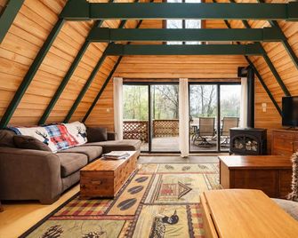 The Owls Perch: Cabin w/ Game Room & Pet Friendly - Pekin - Living room