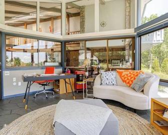 Oak Manor, a luxurious property on 6,6 acres. - Torrington - Obývací pokoj