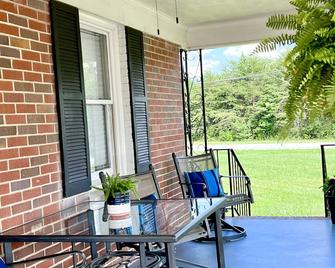 Perfect for families or business, minutes to Newton and Hickory - Conover - Patio