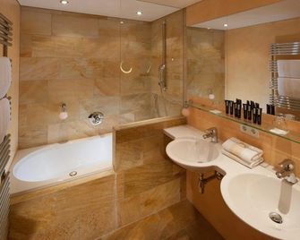 Hotel und Chalet Montana - 萊赫 - 浴室