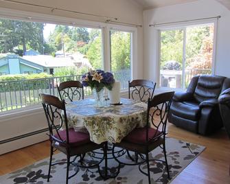 Lake front - Upper floor - no animal- allergies - Federal Way - Living room