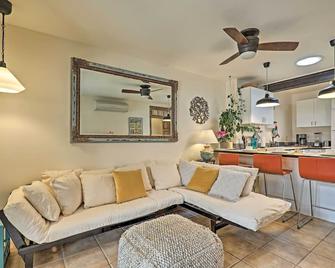 Vibrant Casa Paloma with Patio - Near Vineyards! - Patagonia - Living room