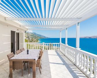 Apartment In Villa Mate - Karlobag - Balcón